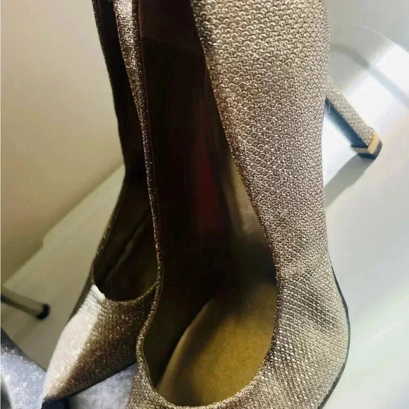 GUESS GOLDEN PUMPS SIZE 7 1/2 LIKE NEW WOMENS - Picture 7 of 14